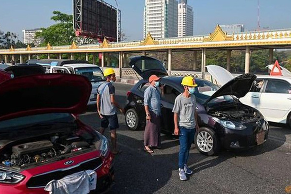 Đảo chính Myanmar: Tại sao nhiều xe ô tô của người biểu tình đồng loạt 'hỏng' trên đường?