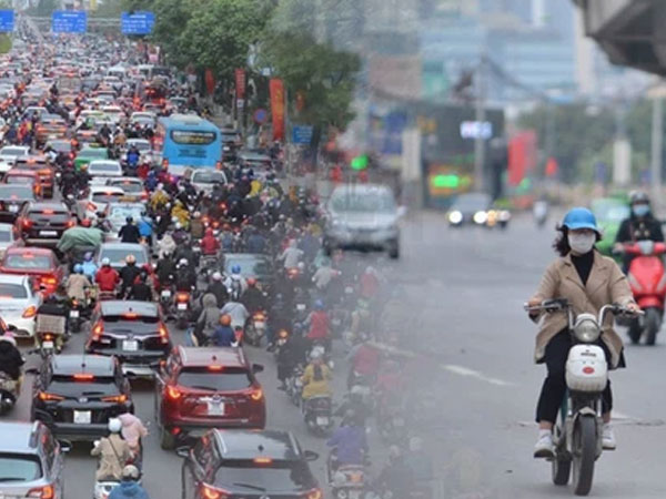 Hà Nội trong ngày làm việc đầu tiên của năm mới: Nhiều tuyến đường thông thoáng khác lạ, đường Nguyễn Trãi 'thất thủ'