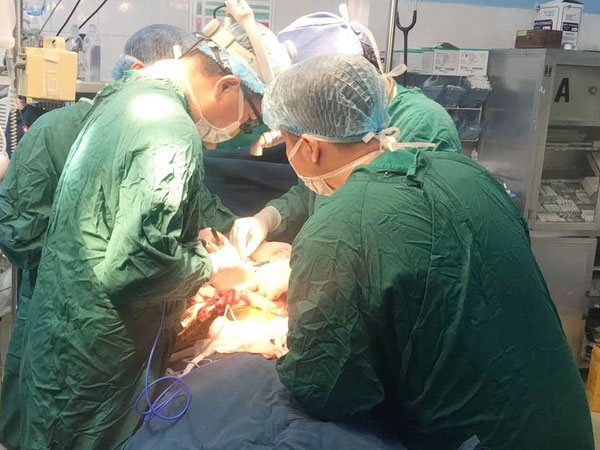 Hà Nội: Bé gái hơn 1 tuổi bị mảnh ly vỡ đâm thủng thành bụng, lòi toàn bộ ruột non