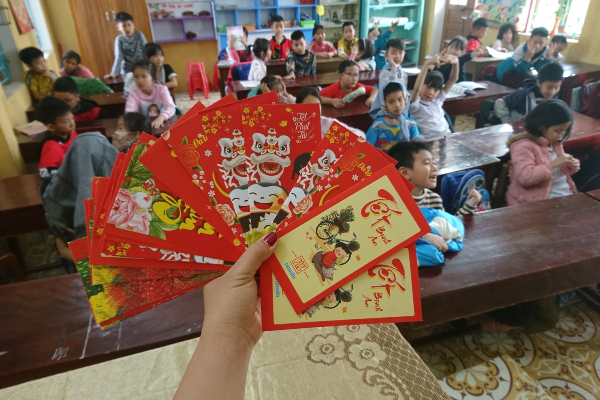 Hết Tết, học sinh quay trở lại trường: Khai bút bá đạo, lì xì đầu năm, không quên check-in khung cảnh đi học mùa dịch
