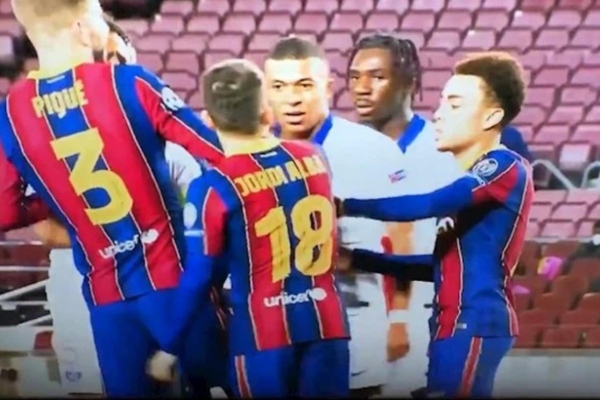 Mbappe dọa giết cầu thủ Barca trong một pha tranh cãi