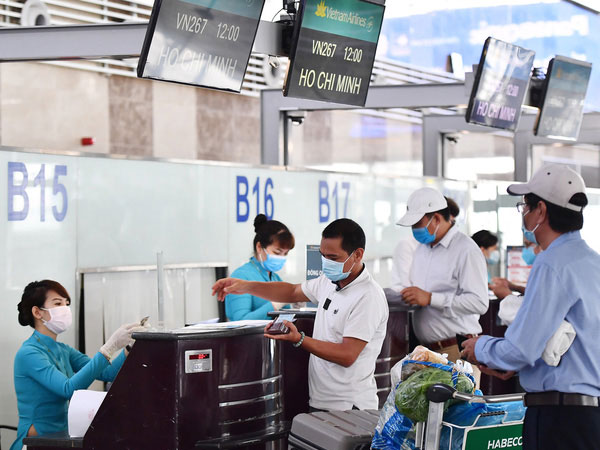 Chọn ngẫu nhiên hành khách bay từ Hà Nội, Quảng Ninh, Hải Dương vào TP HCM lấy mẫu dịch họng