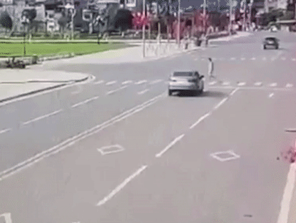 Video: Khoảnh khắc ô tô hất tung người đi bộ lên không trung