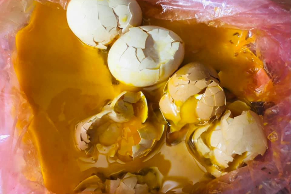 Nghe bảo Hà Nội cấm quán ăn, thanh niên ôm bịch trứng từ quê lên ăn cầm chừng và cái kết đau thương