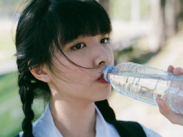 Những kiểu uống nước tai hại mà người Việt cần bỏ ngay trước khi làm tổn thương gan, thận và ung thư tìm đến