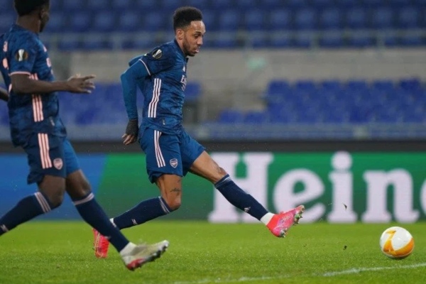 Aubameyang bỏ lỡ khó tin, Arsenal bị Benfica cầm hòa