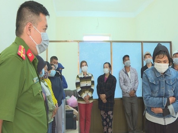 Phá sòng bầu cua vỉa hè, bắt giữ 21 con bạc