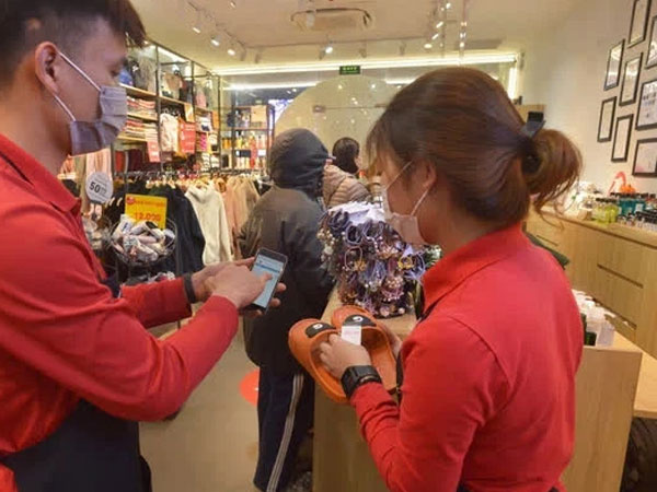 Cửa hàng đặc biệt ở Hà Nội: Nói vào micro khi cần tính tiền, cần tìm size vỗ vai người bán