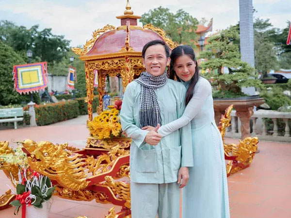 Phản ứng của Nam Thư khi bị nói đu bám, nịnh bợ Hoài Linh, không bằng 1 góc Lâm Vỹ Dạ