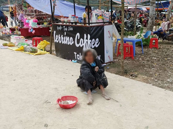 Người ăn xin la liệt lối vào đền Phủ Na