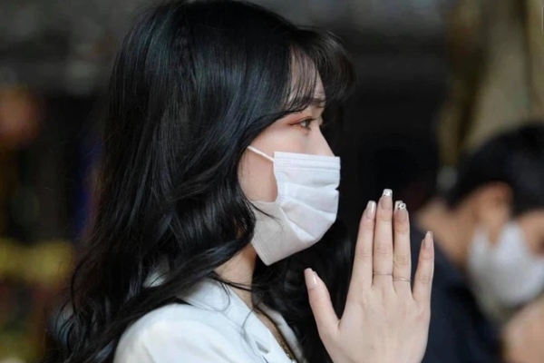 Đầu năm đi chùa cầu duyên, cô gái Hà Nội khiến nhiều người phải chú ý bằng một bức ảnh trên báo