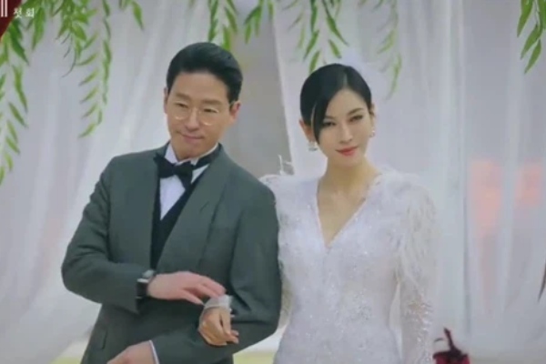 Cuộc chiến thượng lưu phần 2 tập 1: Nữ quản gia vì yêu Ju Dan Tae nên yểm bùa Seo Jin, Oh Yoon Hee trắng án cưới Ha Yoon Cheol