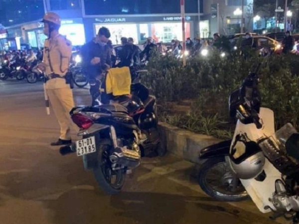 Hà Nội: Sau va chạm giao thông, nam thanh niên rút dao đâm gục người đi đường