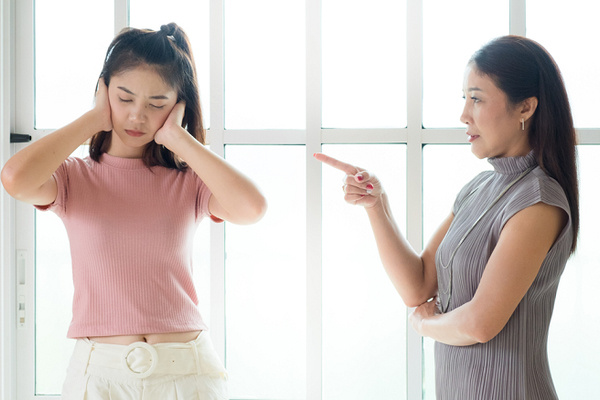Mẹ can thiệp thô bạo khi biết con nhắn tin với bạn khác giới