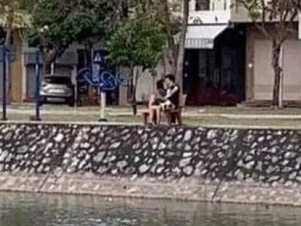 Hôn nhau trong công viên lúc giãn cách xã hội, đôi nam nữ ở Hải Dương bị phạt 4 triệu đồng