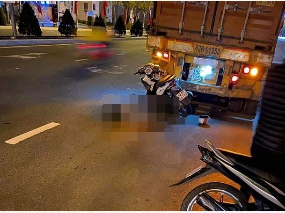 Thanh niên chạy Exciter chết thảm khi tông vào đuôi container đang dừng bên làn dành cho xe máy