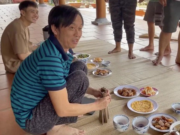 Trai đẹp lọt vào mắt xanh dân mạng khi 'ăn cơm ké' nhà danh hài Hoài Linh, info được tìm ra trong phút mốt