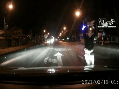 Video: 'Múa quạt' chặn đầu ô tô giữa đêm, thanh niên bị người đàn ông lao vào đấm túi bụi