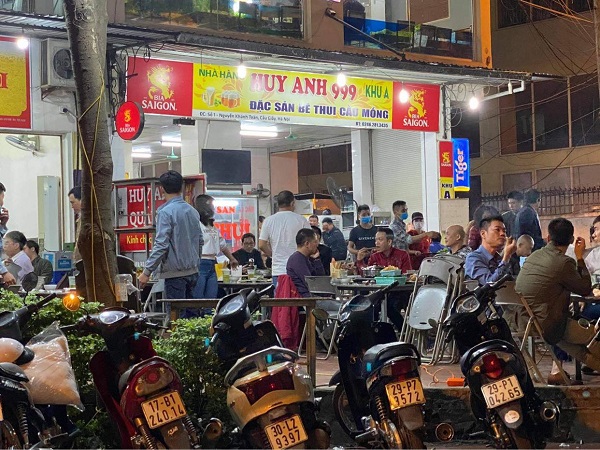 Cầu Giấy, Hà Nội: Hàng loạt quán bia thách thức lệnh giãn cách, ngồi đông như hội