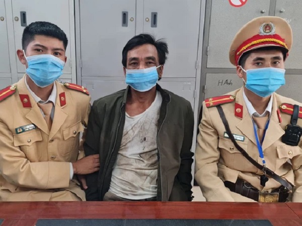 Say rượu, giật máy đo nồng độ cồn của CSGT đập xuống đất vỡ tan