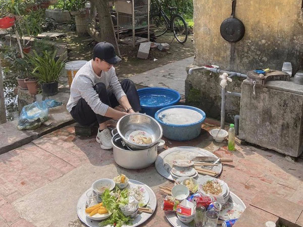 29 tuổi chưa có bồ, nam thanh niên bị phụ huynh bắt rửa cả núi bát một mình