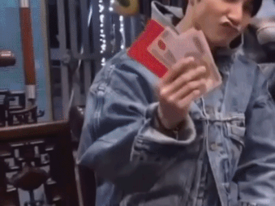 Anh em nhà Sơn Tùng háo hức nhận lì xì, netizen chú ý vì có sự khác biệt