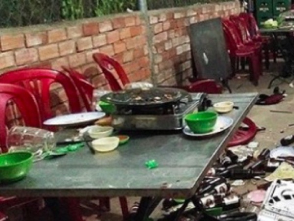 Tạt nồi lẩu đang sôi vào bạn nhậu vì bị đuổi khéo