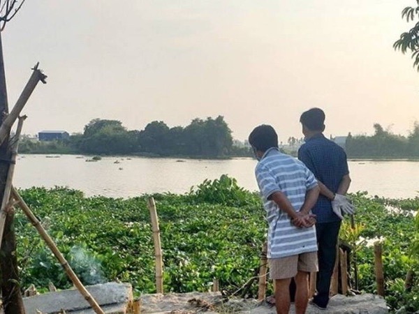Tá hỏa phát hiện thi thể trùm kín đầu lẫn trong đám lục bình ở sông Sài Gòn