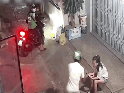 Video: Bất ngờ bị giật điện thoại, cô gái 'phản đòn' quyết liệt trong đêm