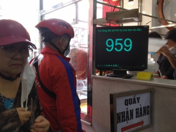 Heo quay 450.000 đồng/kg, khách tranh nhau mua cúng Thần Tài