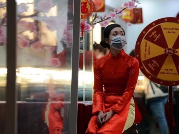 Hà Nội: Cửa hàng vàng bạc lắp vách ngăn giãn cách, khách hàng xôn xao mua vàng trước ngày vía Thần Tài
