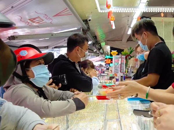 Clip: Người Sài Gòn đeo khẩu trang, nườm nượp đi mua vàng trước ngày vía Thần Tài
