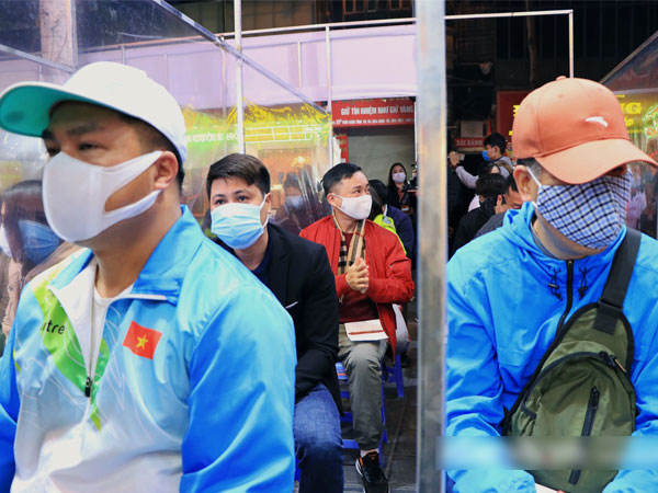 Người Hà Nội xếp hàng từ 3h sáng chờ mua vàng ngày vía Thần Tài