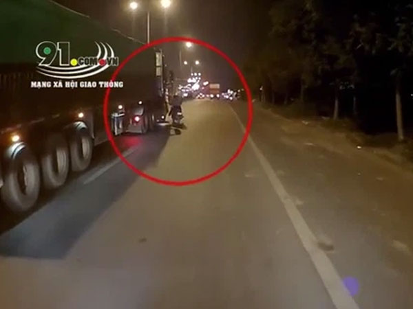 Clip: Thót tim khoảnh khắc mẹ đi xe máy ngủ gật chở con nhỏ lao thẳng vào đầu container