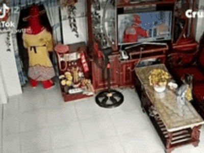 'Thần tài' vào nhà múa lấy may, nhanh tay móc trộm ví tiền của gia chủ
