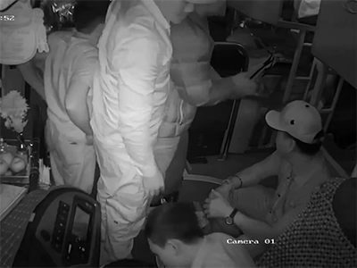 Clip: Khiếp đảm cảnh nhóm người cầm hung khí lên ô tô đánh đập tài xế và phụ xe, nghi do mâu thuẫn tranh giành khách