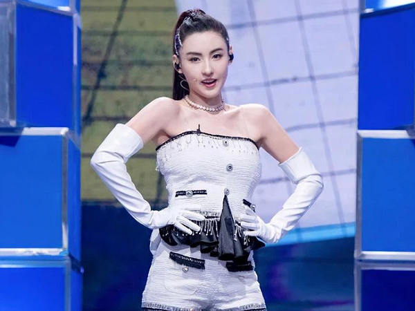 Trương Bá Chi bị mắng vô dụng lười nhác đến mức cả CBiz ghét bỏ, Lưu Đức Hoa lên tiếng tố cáo?