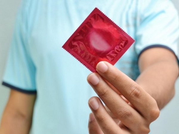 Dùng bao cao su có bị lây bệnh tình dục?