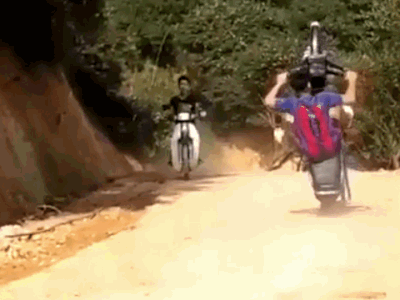 Clip: Nam thanh niên biểu diễn bốc đầu nhưng vô tình 'vả' vào mặt người đi đường, cú ngã 'vạ lây' đầy đau đớn