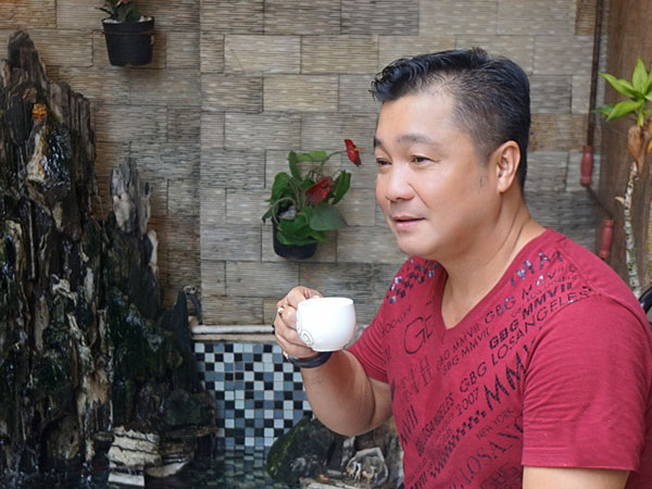 Lý Hùng tuổi 52 sống độc thân vui vẻ, thay ba chăm sóc mẹ