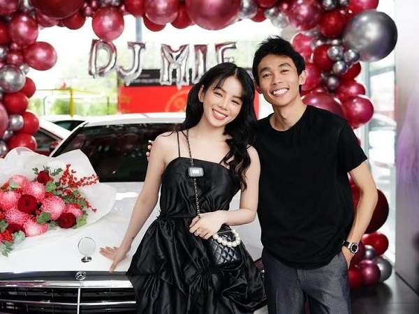 Bóc giá xế hộp Hồng Thanh 'tay trong tay' DJ Mie đi nhận ngày đầu năm mới