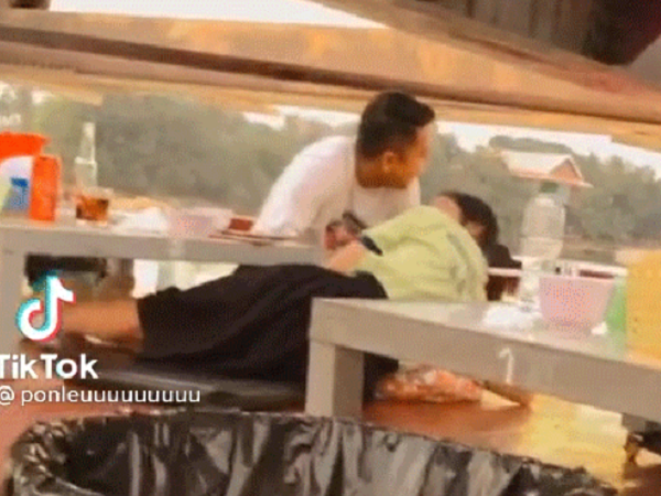 Du khách nằm 'đổ rạp' một loạt khi đi thuyền trên sông: người kêu nguy hiểm, người lại bảo 'vui thế'