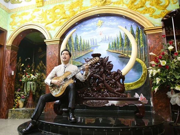 'Ông hoàng nhạc sến' Ngọc Sơn và cách tiêu tiền lạ kì: Mua bảo hiểm trinh tiết đời trai 1 triệu USD, đầu tư 1000 cây vàng đúc tượng chính mình, thuê vệ sĩ chỉ để bảo vệ xe sang