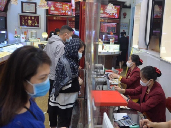 Nữ đại gia bí ẩn mang 130 cây vàng đi bán, người bạo chi 6 tỷ 'ôm' 100 cây khi giá vàng lên đỉnh