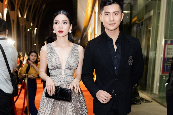 Tình trẻ kém 12 tuổi bị lộ chuyện được Lệ Quyên 'huấn luyện' dọn nhà, nấu ăn, cắm hoa đảm đang đến ngỡ ngàng