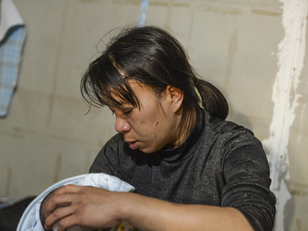 Mẹ bé gái 12 tuổi bị bạo hành, xâm hại tình dục ở Hà Nội: 'Vớ được cái gì ở ngoài đường là đánh nó bằng cái đấy'
