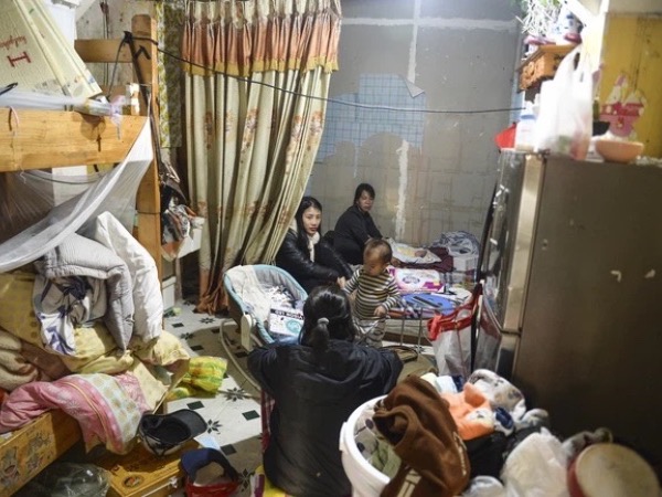Người mẹ bạo hành con gái 12 tuổi ở Hà Nội qua lời kể hàng xóm: Thường xuyên đánh đập, dán băng dính vào miệng con, nhà là nơi tụ tập nhiều thành phần bất hảo