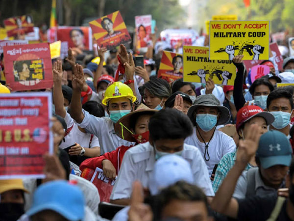 Quân đội Myanmar tới tấp gánh trừng phạt từ Mỹ và EU