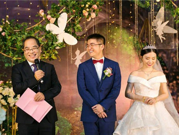 Tin tưởng nhờ bạn thân làm phù dâu, cô dâu chết sững khi thấy cô nàng 'trà xanh' tỏ tình cùng chồng mình ngay giữa sân khấu