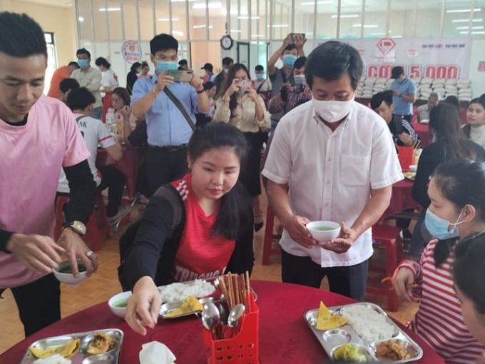 Ông Đoàn Ngọc Hải làm "bồi bàn" ở Huế lấy tiền công giúp người nghèo